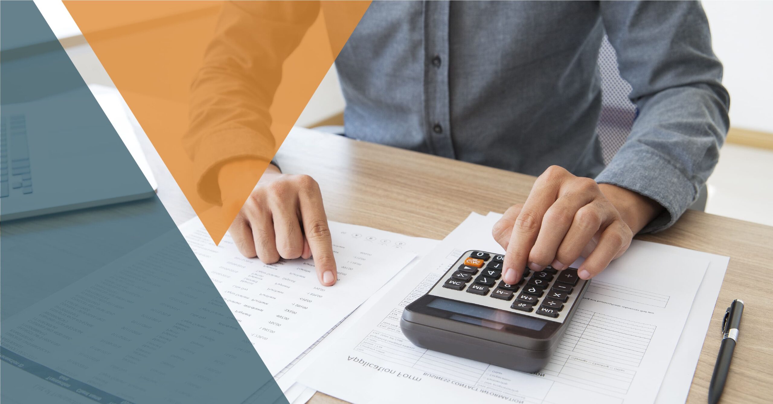 Autónomo realizando la contabilidad